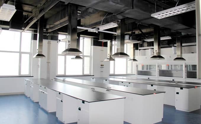 實驗室通風系統的設計需要考慮哪些關鍵安全要求和標準？