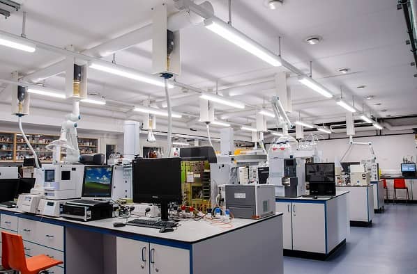 如何設計實驗室照明系統，以確保充足的光線并提高工作效率？