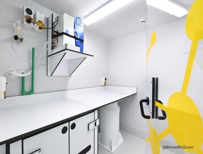 在細(xì)胞實驗室建設(shè)中，如何確保實驗室環(huán)境的潔凈和溫濕度