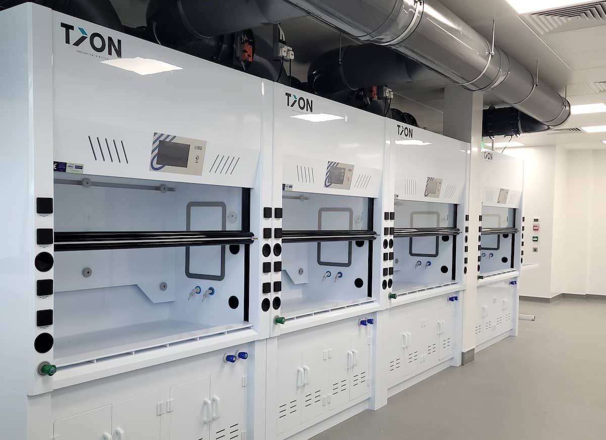 微生物實驗室設計中還需要配備哪些安全防護設施？