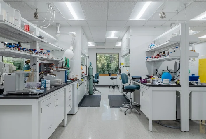 應(yīng)急照明「避坑指南」：實(shí)驗(yàn)室裝修的 4 個(gè)致命誤區(qū) 
