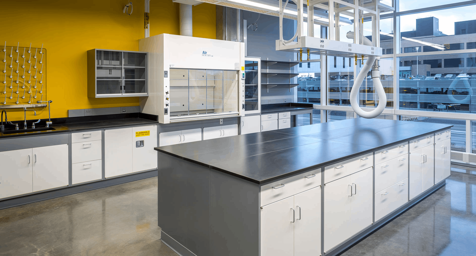 實(shí)驗(yàn)室裝修中新風(fēng)系統(tǒng)的設(shè)計(jì)與運(yùn)行原理