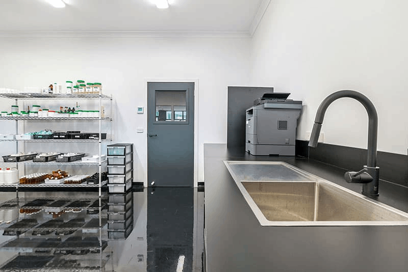 高校化學實驗室改造：通風柜安全距離 + 耐酸堿臺面選型避坑指