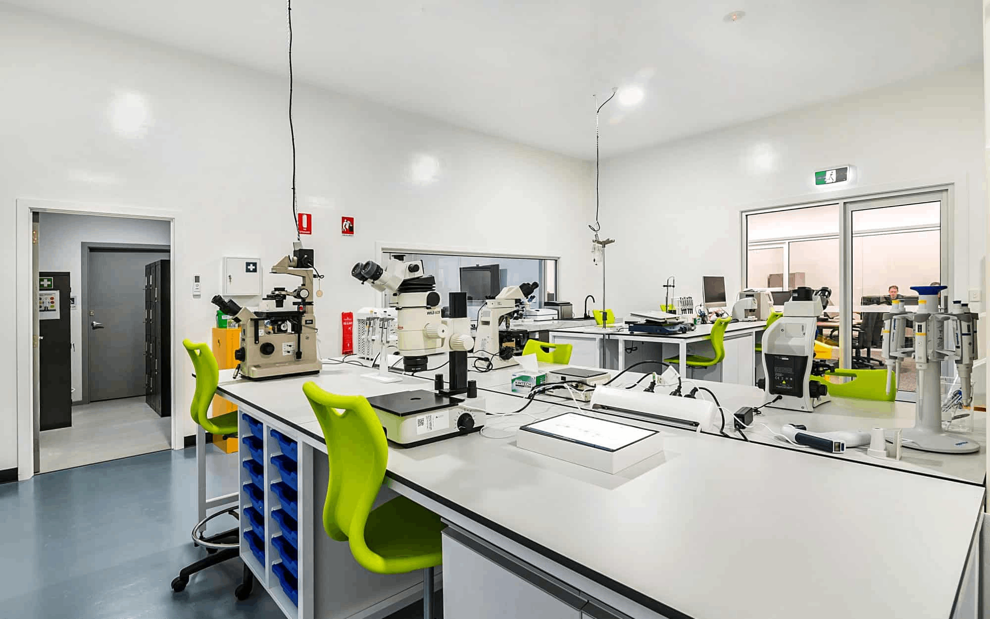 實驗室裝修中危險化學品存儲區域的安全設計