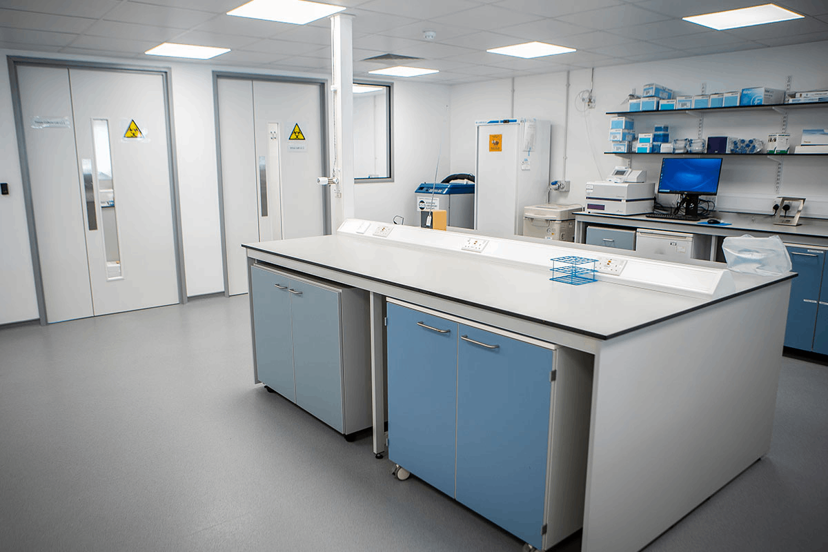 潔凈廠房施工安裝時，如何保證不同功能區域的壓差符合要求？